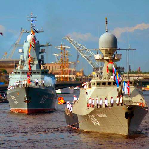 В Санкт-Петербурге завершился военно-морской парад в честь 325-летия флота России.